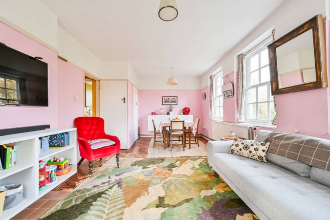 Flat to rent in Montgomery House, Hillcrest, Hillgate Village, London