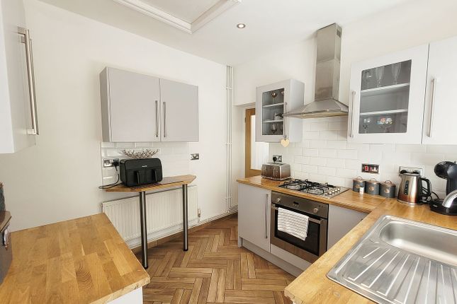 52, St John Street, Bridgend photo 4