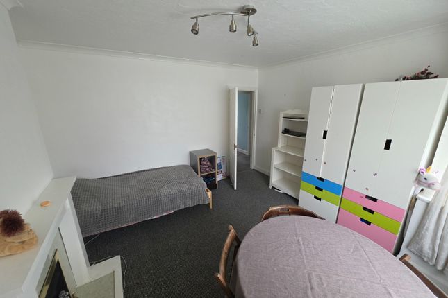 26, Cray Valley Road, Orpington photo 4