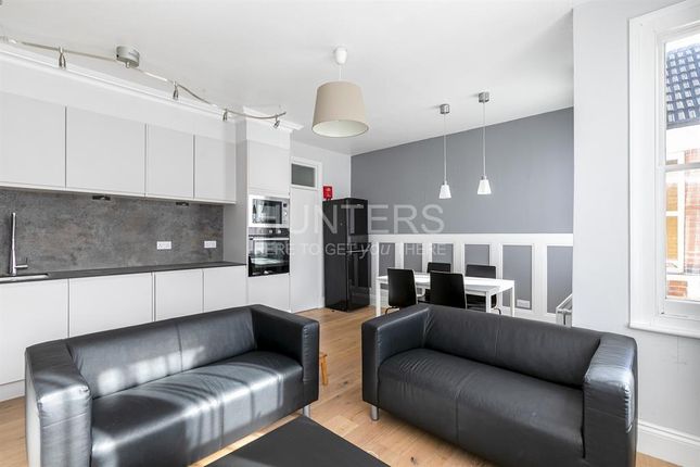 Flat to rent in Cedar Road, London