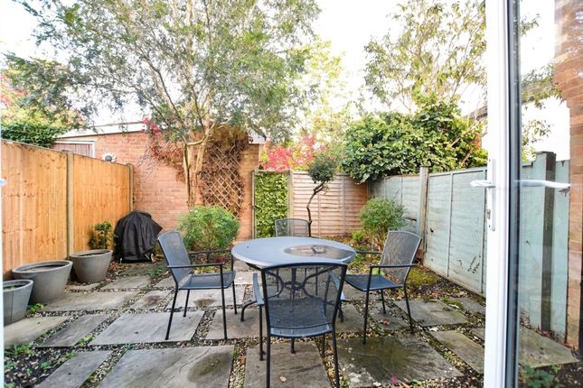 4, Marneys Close, Surrey photo 4