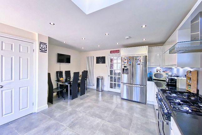 6, Caernarvon, Camberley photo 3