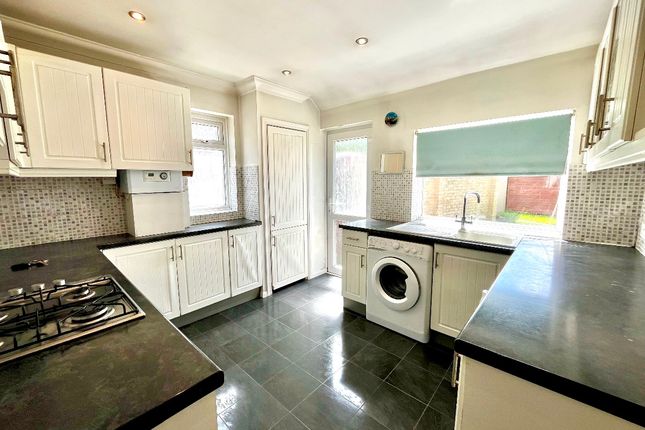 5 Kersey Gardens, Romford photo 3