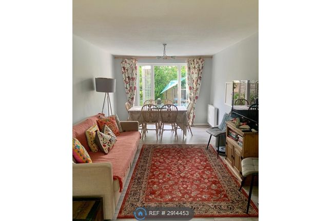 Aquila Close, Leatherhead photo 2