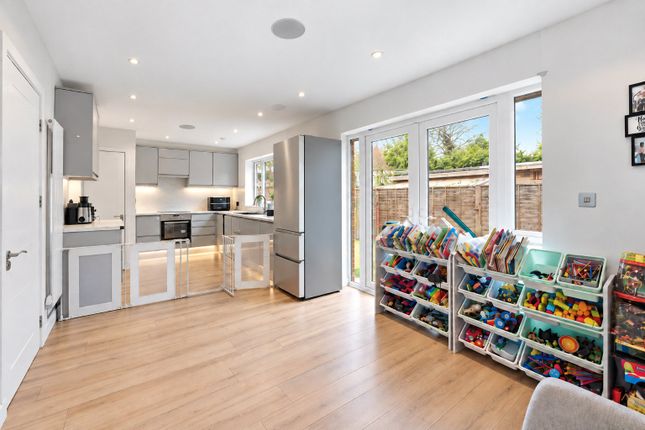 11, Dawn Close, Greater London photo 4