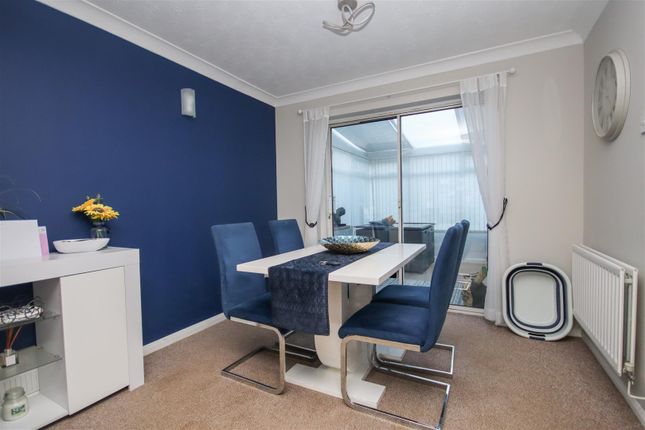 14, Pembroke Close, Rushden photo 3
