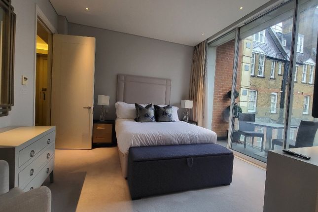 Flat to rent in Green Street, London