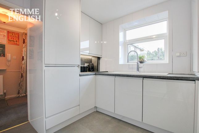 42 Honeypot Lane, Basildon photo 2