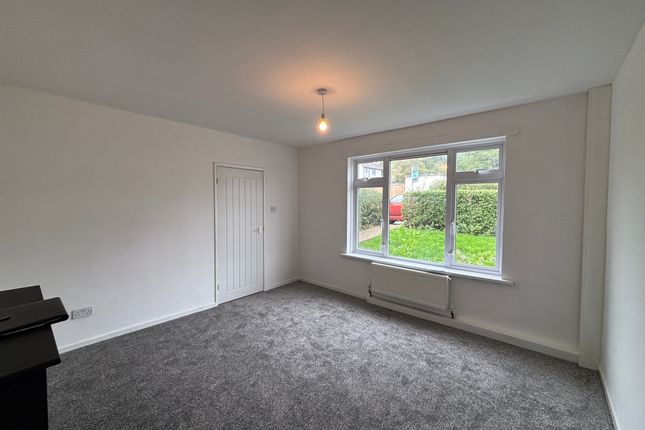 4, Staynton Crescent, HUDDERSFIELD photo 2