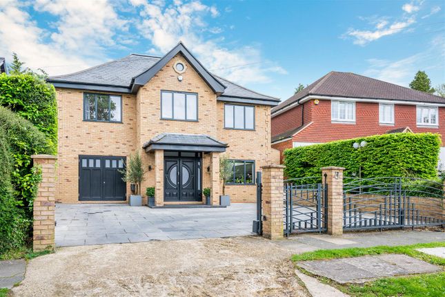Mews house for sale in Green Curve, Banstead