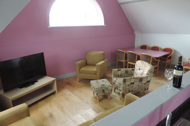 Pink Penthouse, Lustrous House, Gillingham photo 2