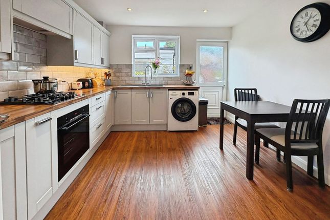 4, Potters Crescent, Ash photo 2