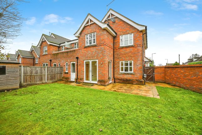1, Trident Road, Watford photo 3