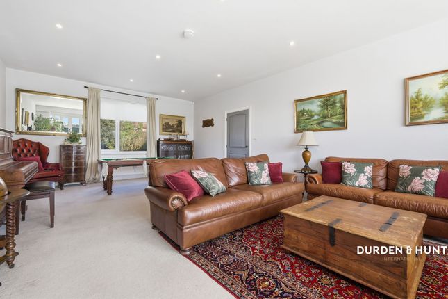 39 Traps Hill, Loughton photo 2