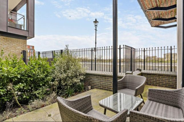 Flat 6 Palace Wharf, Rainville Road, London photo 2