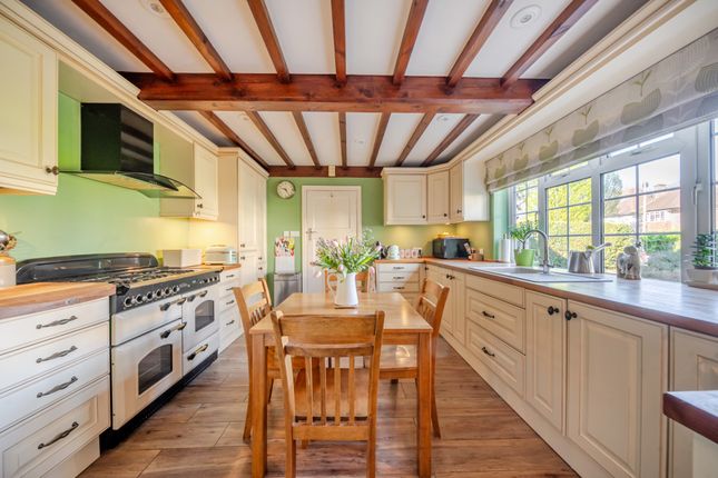 31 Wheatsheaf Close, Woking photo 3