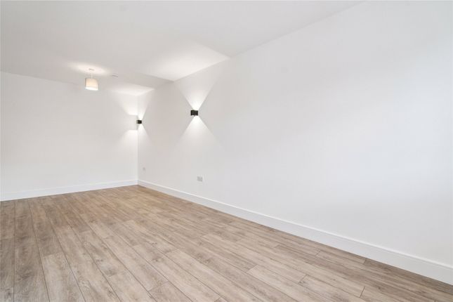 (Flat 4), 34, Laurels Road, Buckinghamshire photo 4