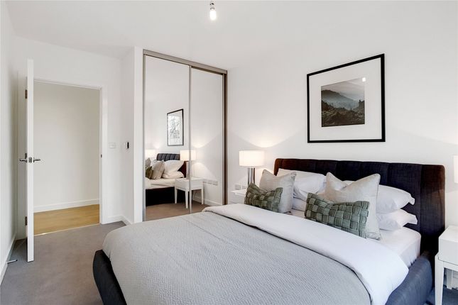 Flat to rent in Highland Street, London