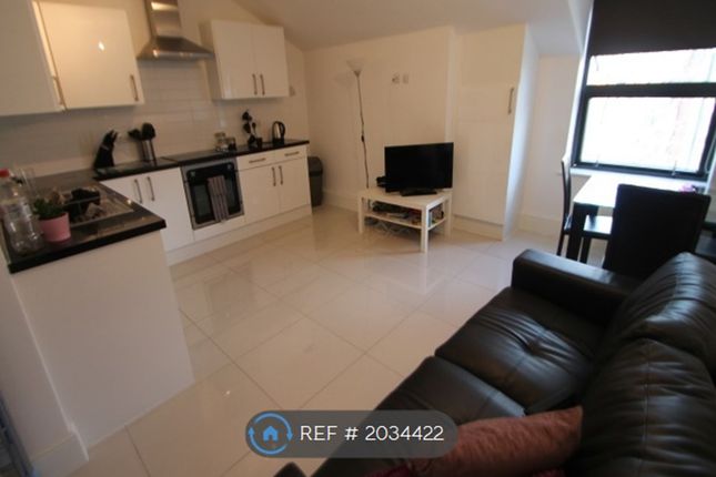 Flat to rent in Clarendon Road, Leed