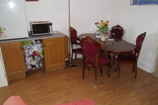 Room to rent in Raymond Avenue, Ealing Northfields Area