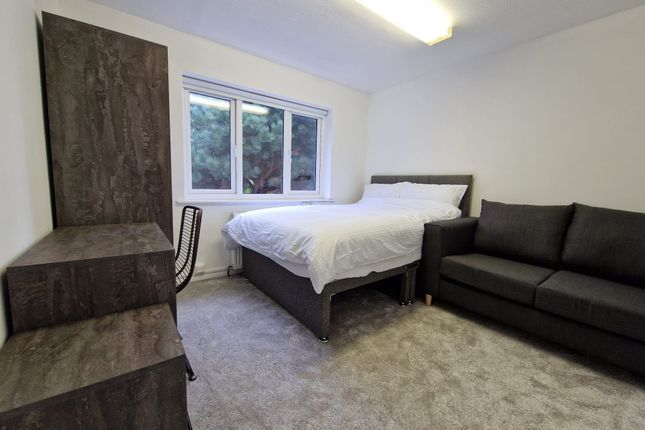 Thumbnail Room to rent in The Brent, Dartford