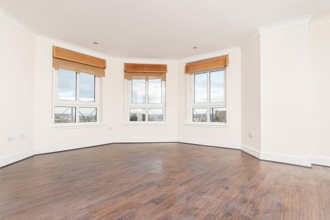 2-bed flat on Edinburgh, £1,225/mo