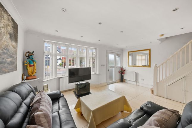 98, Currey Road, Greenford photo 2