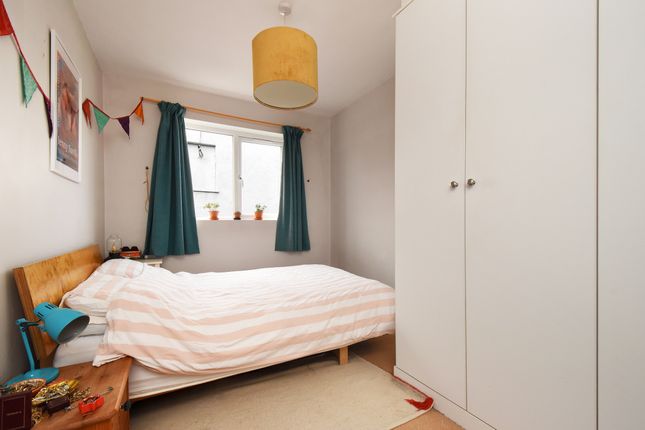 Flat 2, 35 35, Wastdale Road, London photo 4
