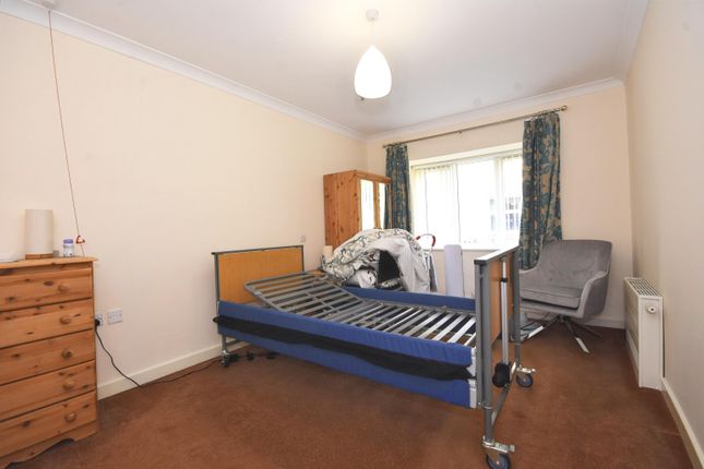 Flat for sale in Rectory Road, Pitsea, Basildon