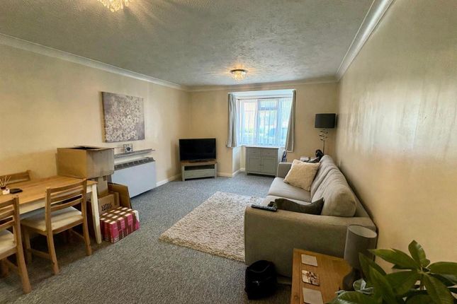 8, Chestnut Close, Fleet photo 2