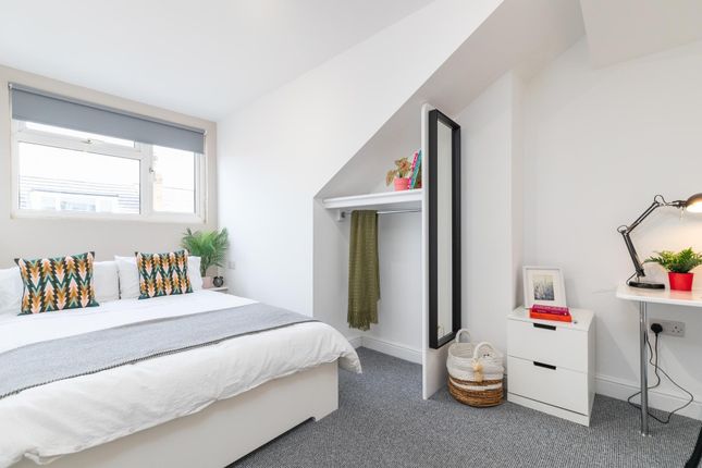 Bright, Tidy Double Bedroom With A Comfortable Dou...