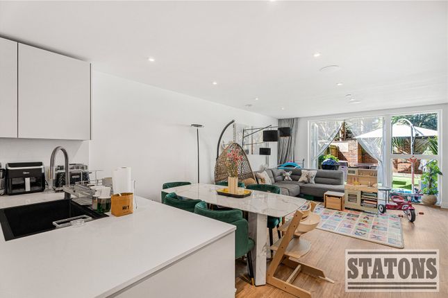 37, Quayle Crescent, London photo 4