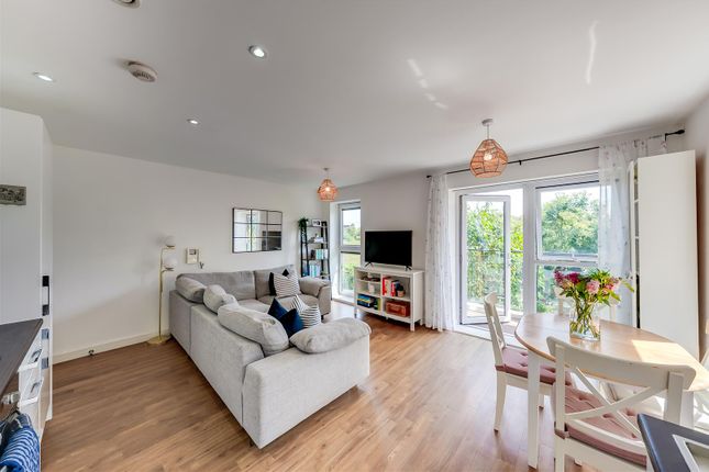 13, Alcock Crescent, Crayford photo 4