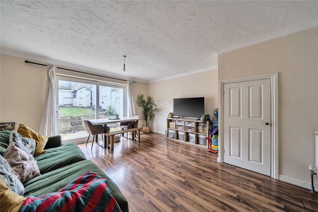 3, Britton Close, London photo 4