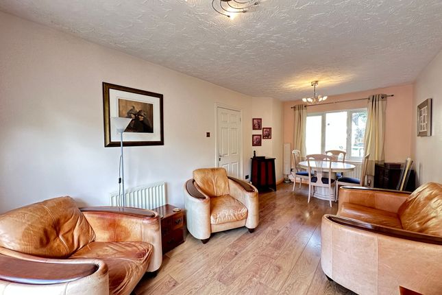 7 Thistle Close, Basildon photo 3