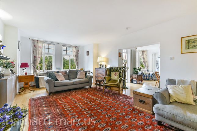 Flat for sale in The Orchard, London