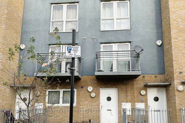 Flat for sale in Uamvar Street, London