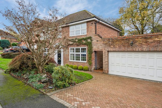 21, St Huberts Close, Buckinghamshire photo 2