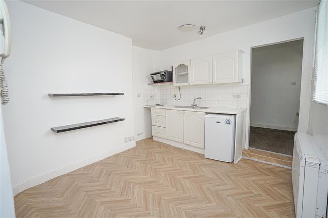 Flat 2, London House, Market Street, Bideford photo 3