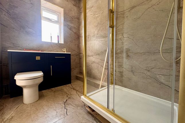 Flat, 5A Whiteleys Parade Uxbridge Road, Uxbridge photo 3
