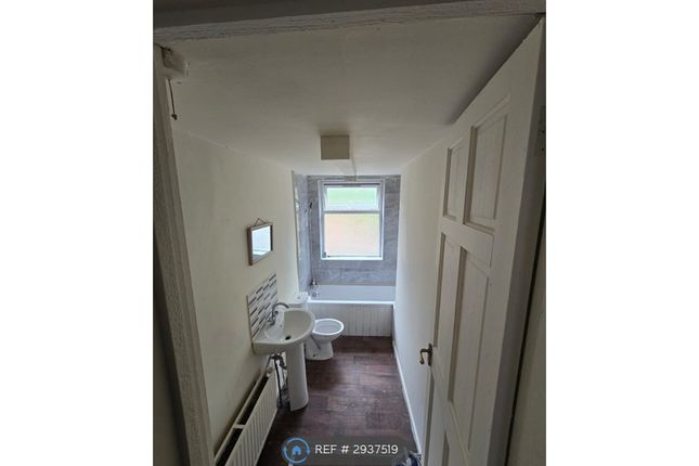 Flat  Ashton Road, Oldham photo 4