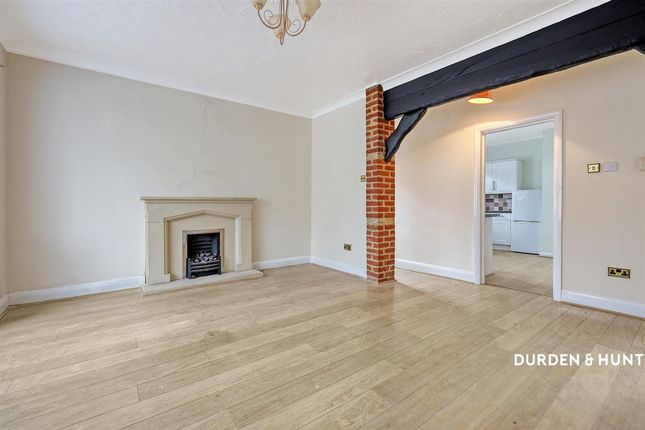 21 Walden Way, Hornchurch photo 4
