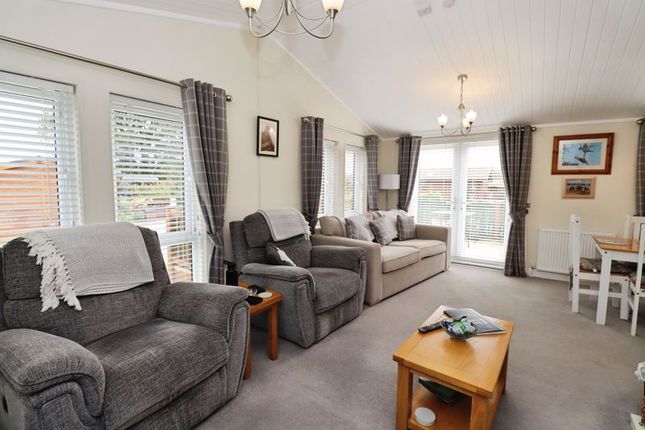 60 Homestead Lake, Thorpe Road, Clacton-On-Sea photo 4