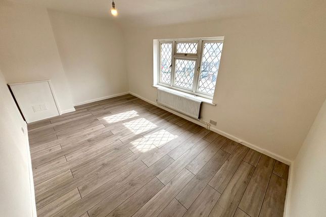 12 Hunters Hall Road, Dagenham photo 3