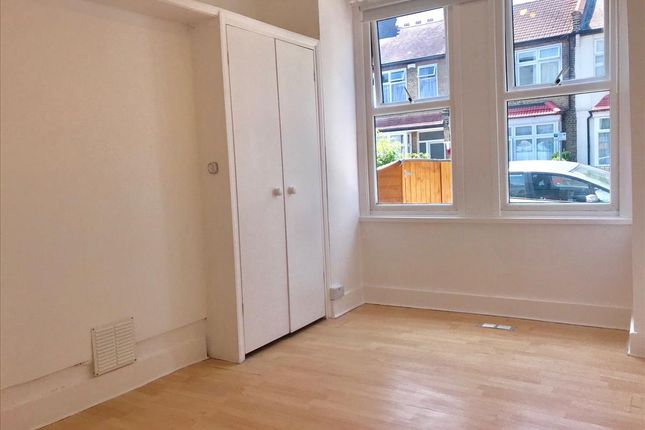 GFF 40, Clifton Park Avenue, Raynes Park photo 2