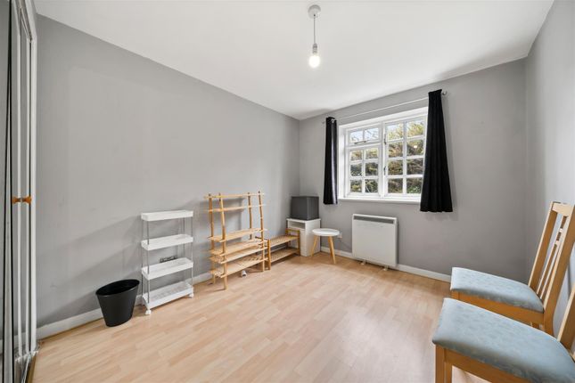 Flat 18 Heron Court, 18, Wilkins Close, Mitcham photo 4
