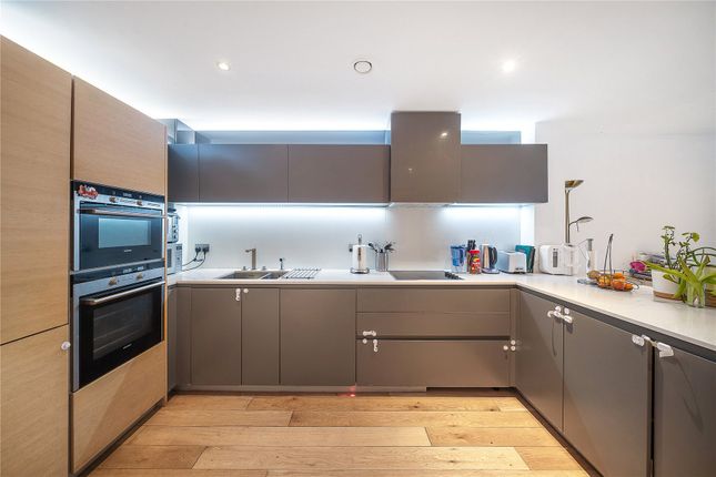 7, Sir Alexander Close, London photo 4