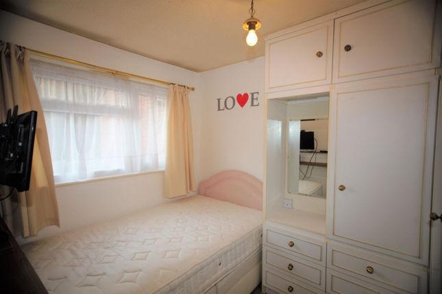 1 Rowlands Close, London photo 4