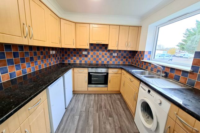 27, Roydon Court, HEMEL HEMPSTEAD photo 2