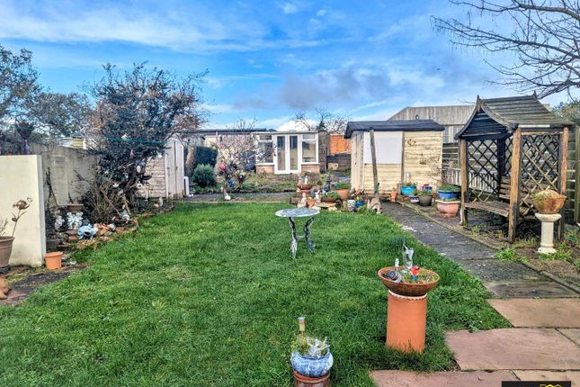 8, Sutcliffe Avenue, Weymouth photo 2